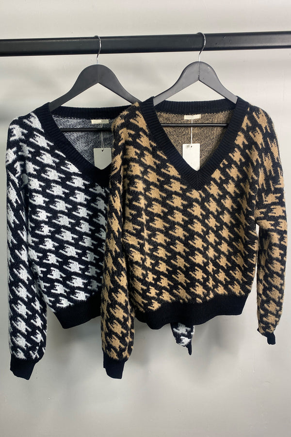 Annise Dogtooth Repeat Print V Neck Knit Jumper